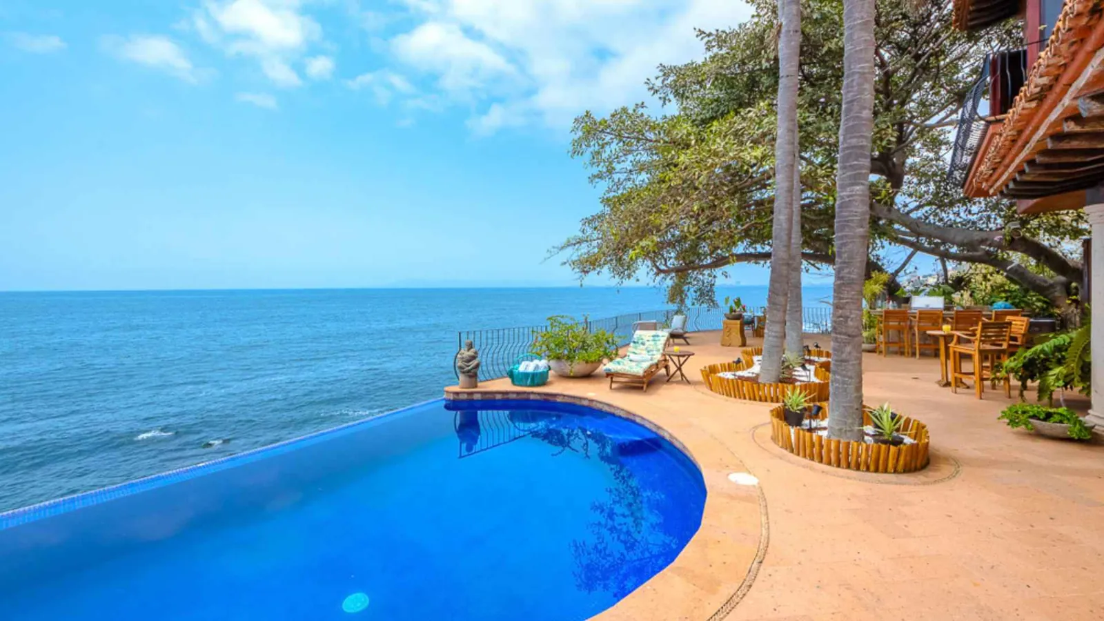 Infinity pool and sun deck looking out over the Pacific